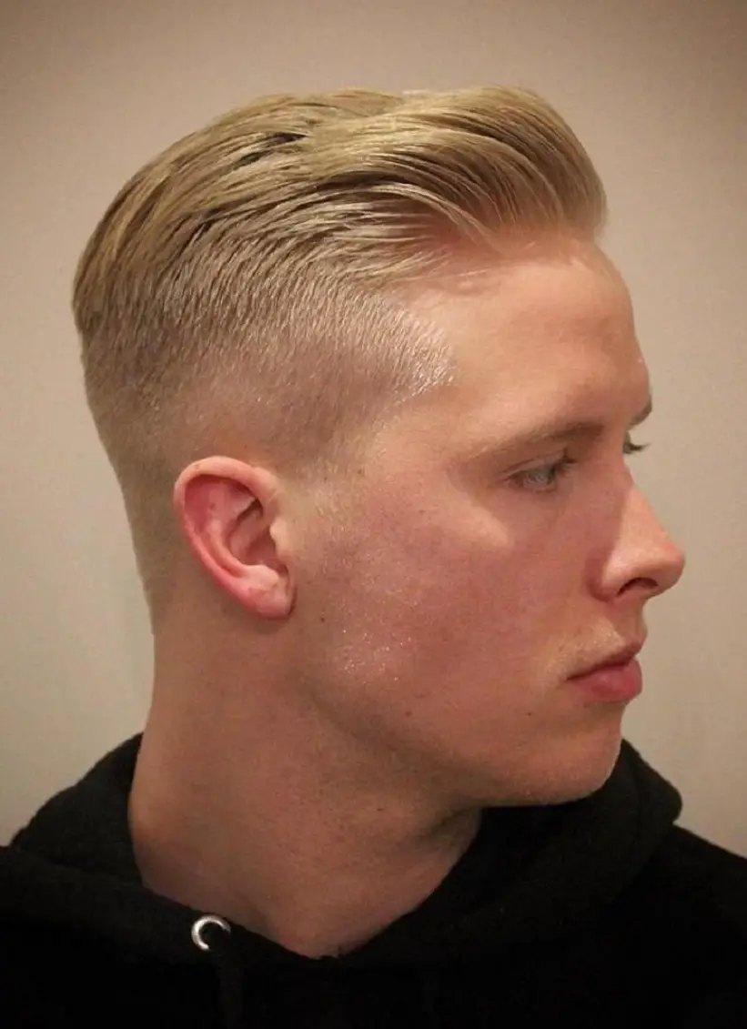 Прическа с короткими боками. Slick back стрижка короткая. Прическа по бокам. Короткая стрижка на бок. Мужские стрижки короткие светлые волосы.